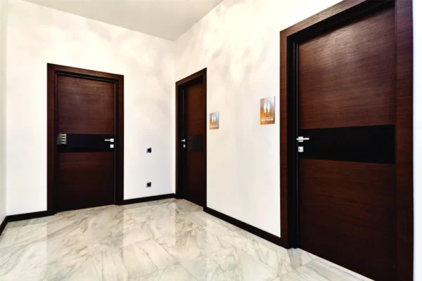 Ξύλινη Πινακίδα Μπάνιου με Μεταλλική Πλακέτα| Συμβατή με το πρότυπο ADA