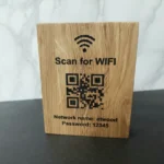 Ξύλινο Επιτραπέζιο Ταμπελάκι με QR Κωδικό