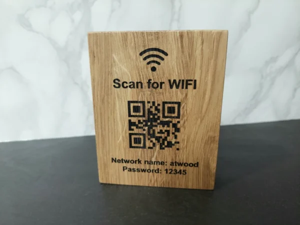 Ξύλινο Επιτραπέζιο Ταμπελάκι με QR Κωδικό