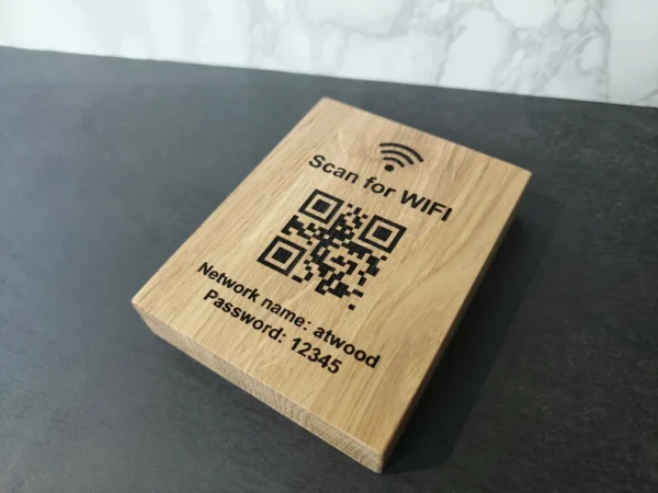 Ξύλινο Επιτραπέζιο Ταμπελάκι με QR Κωδικό