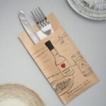 Μαχαιροπίρουνα και μπουκάλι σάλτσας