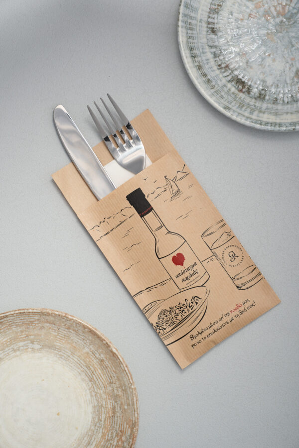 Μαχαιροπίρουνα και μπουκάλι σάλτσας