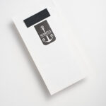 Λευκός φάκελος με σχεδιασμό λογότυπου