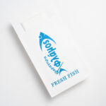 Λευκός φάκελος με λογότυπο ψαριού